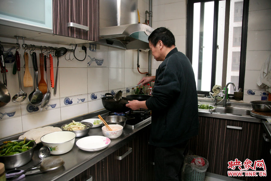 由于二老年齡也大了，于是姥姥的弟弟來住在家中幫忙照顧海龍
