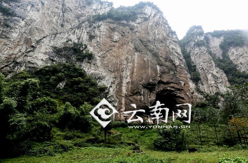 大鍋圈小學(xué)就建在這樣一個(gè)懸崖絕壁邊上。