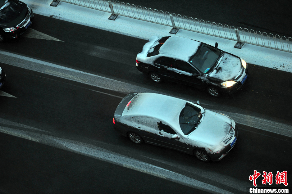 11月18日，沈陽街頭的汽車被積雪覆蓋。