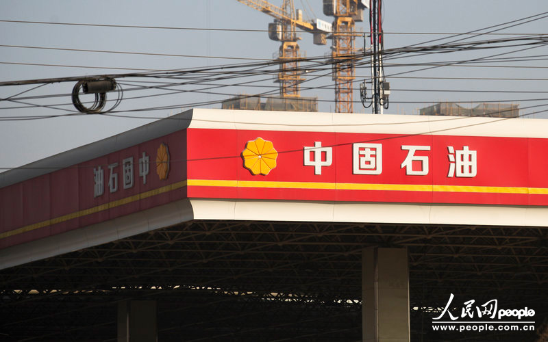 12月11日，西安市東三環(huán)北段，一名字為“中固石油”的加油站從遠(yuǎn)處看去和“中國石油”加油站十分相似。