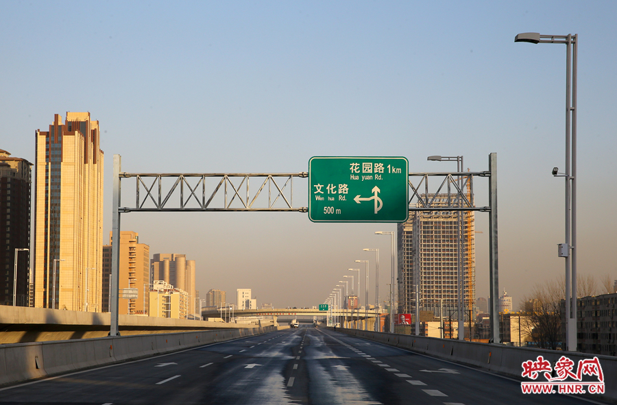 北三環(huán)快速路文化路段標(biāo)識牌提示，匝道直接可上文化路向北。