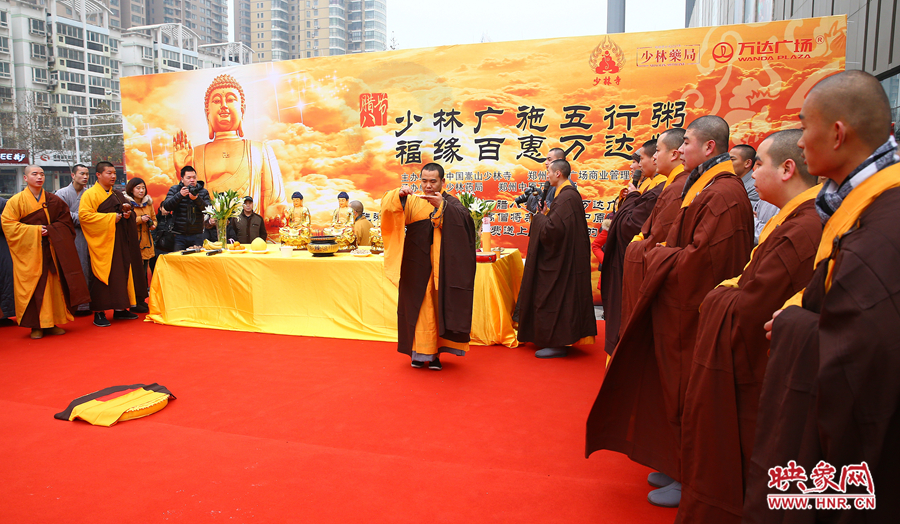 1月8日上午，鄭州市中原萬達廣場上，少林寺的僧人們?yōu)榕D八節(jié)做法事施粥。