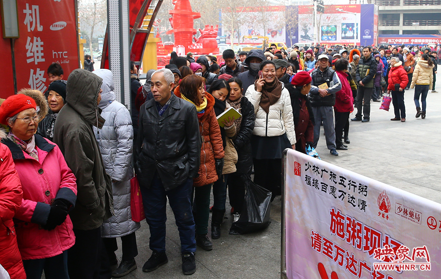 1月8日上午，少林寺布施臘八粥的現(xiàn)場市民排起了長隊，足有上千人前來領(lǐng)取五行粥