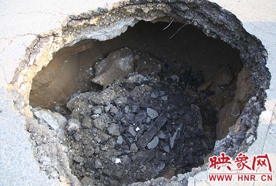 坑口直徑約兩米，路面下形成中空的大坑，約有15平方米。