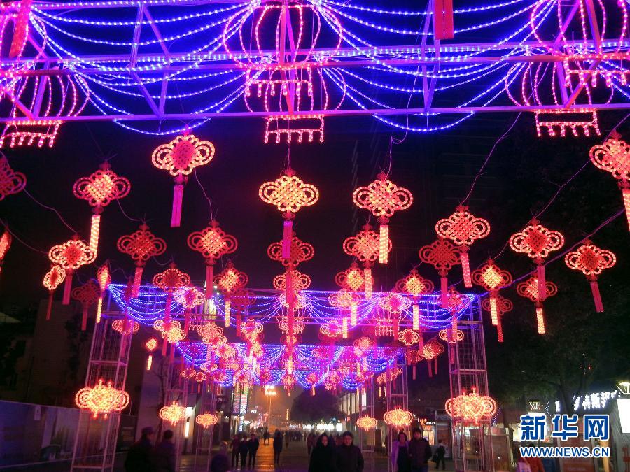 　1月30日，市民走在由中國結(jié)霓虹燈裝扮的蘇州街頭。