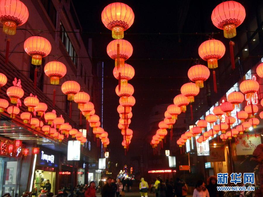 　1月30日，市民行走在大紅燈籠裝飾的蘇州街頭。