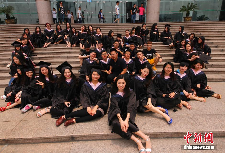 6月6日，浙江理工大學的畢業(yè)生們在校園中以賣萌、搞怪等獨具青春特色的方式告別大學生涯。中新社發(fā) 李晨
