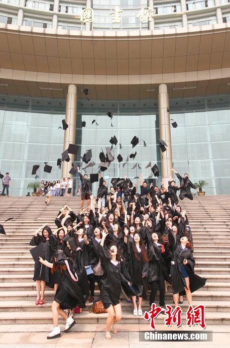 6月6日，浙江理工大學的畢業(yè)生們在校園中以賣萌、搞怪等獨具青春特色的方式告別大學生涯。中新社發(fā) 李晨
