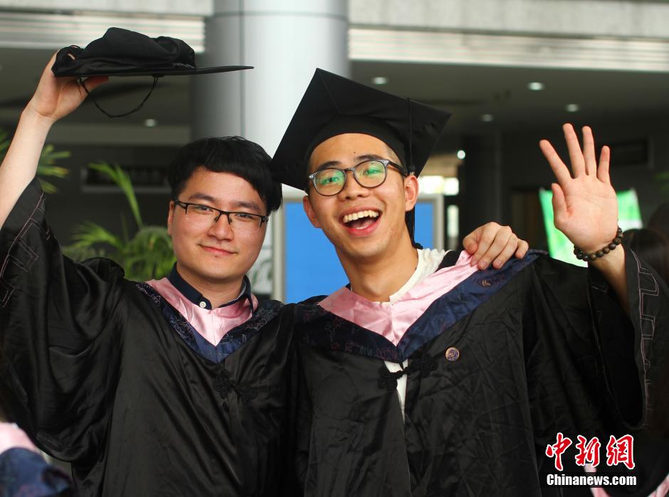 6月6日，浙江理工大學的畢業(yè)生們在校園中以賣萌、搞怪等獨具青春特色的方式告別大學生涯。中新社發(fā) 李晨