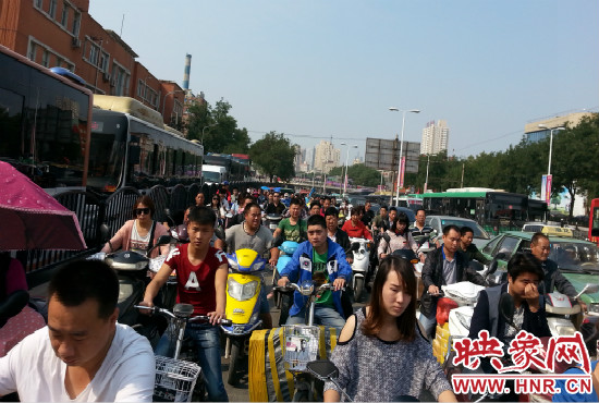 在一些易堵路段車輛仍然“寸步難行”。