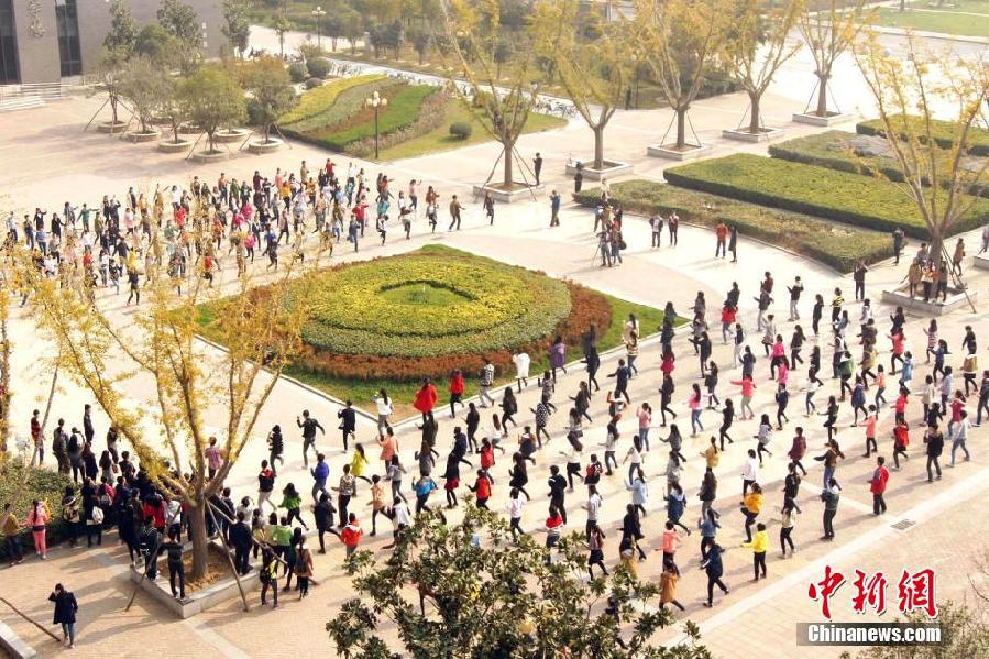11月11日，河南財(cái)經(jīng)政法大學(xué)校園內(nèi)，300名在校大學(xué)生在上演了一出“光棍”也瘋狂的“快閃”大戲。