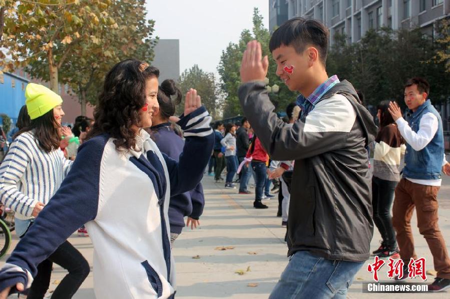 11月11日，河南財(cái)經(jīng)政法大學(xué)校園內(nèi)，300名在校大學(xué)生在上演了一出“光棍”也瘋狂的“快閃”大戲。