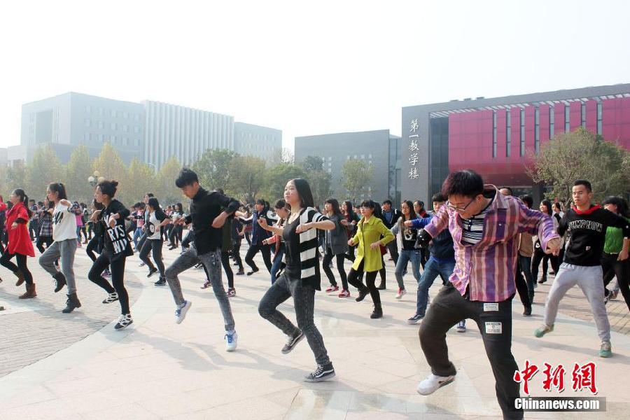 11月11日，河南財(cái)經(jīng)政法大學(xué)校園內(nèi)，300名在校大學(xué)生在上演了一出“光棍”也瘋狂的“快閃”大戲。