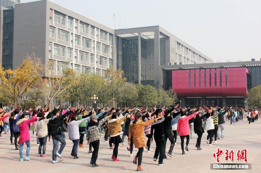 11月11日，河南財(cái)經(jīng)政法大學(xué)校園內(nèi)，300名在校大學(xué)生在上演了一出“光棍”也瘋狂的“快閃”大戲。