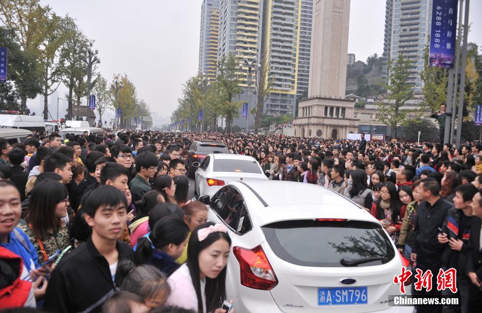 重慶上萬粉絲在南濱路等待《奔跑吧兄弟》節(jié)目的錄制。