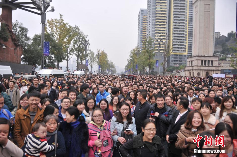 重慶上萬粉絲在南濱路等待《奔跑吧兄弟》節(jié)目的錄制。