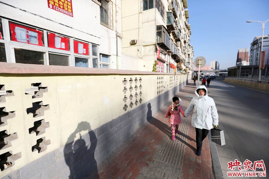 市民從墻外走過。