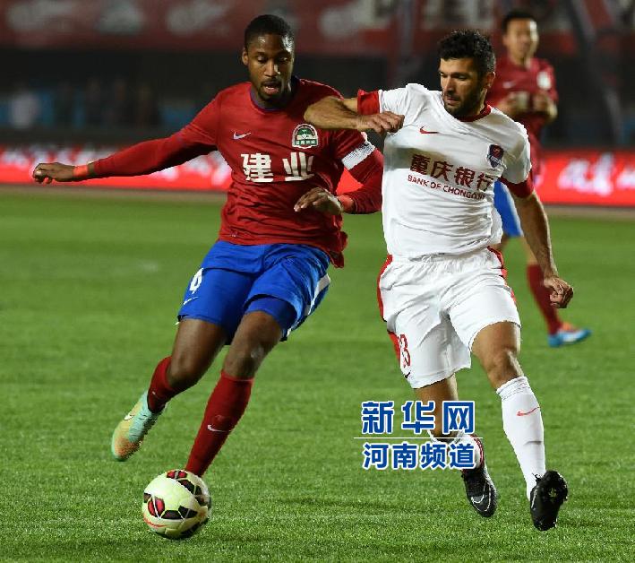 河南建業(yè)隊隊員戈麥斯（左）與重慶力帆隊隊員吉利奧蒂在比賽中拼搶。