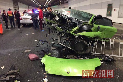 一輛蘭博基尼與一輛法拉利發(fā)生事故，現(xiàn)場狀況慘烈