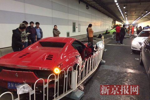 一輛蘭博基尼與一輛法拉利發(fā)生事故，現(xiàn)場狀況慘烈