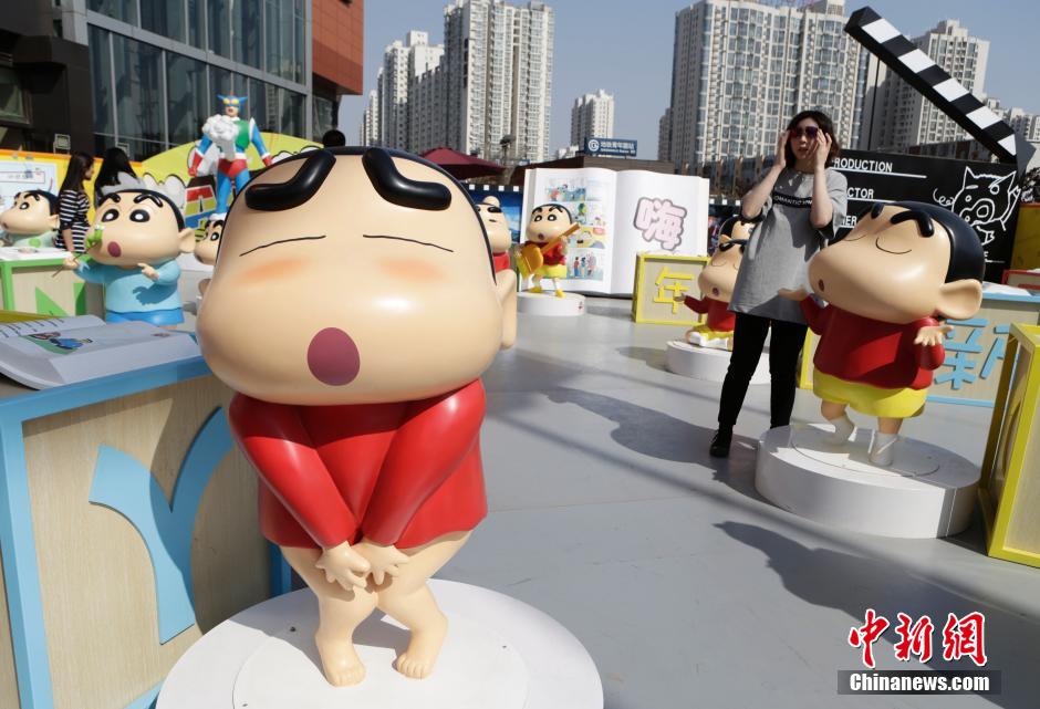 4月22日，游客參觀蠟筆小新特展?！跋灩P小新25周年紀念特展”日前在北京開展