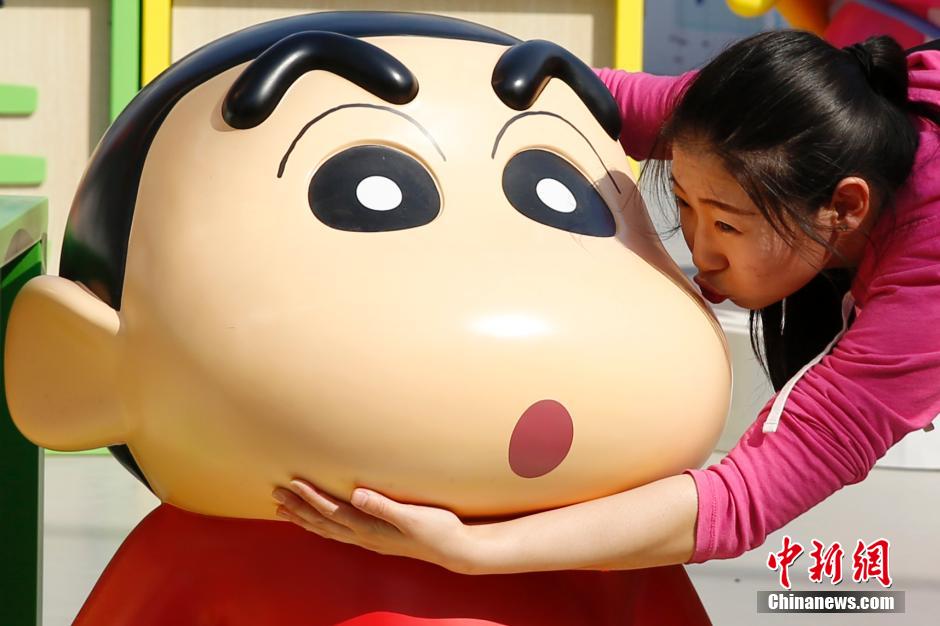 4月22日，游客與蠟筆小新合影?！跋灩P小新25周年紀念特展”日前在北京開展，吸引了不少市民游客。