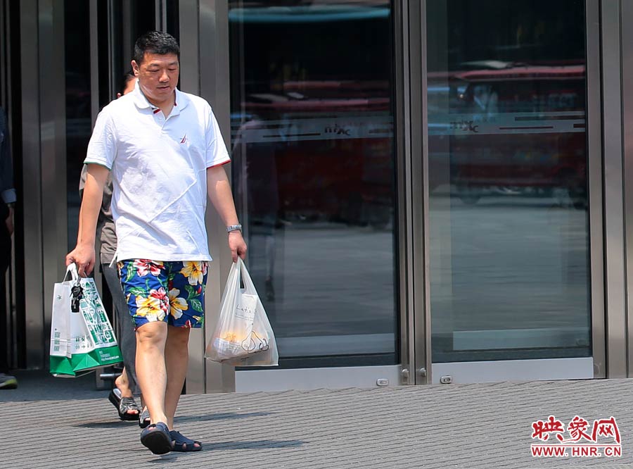 褲頭、T恤的裝束依然提前入夏