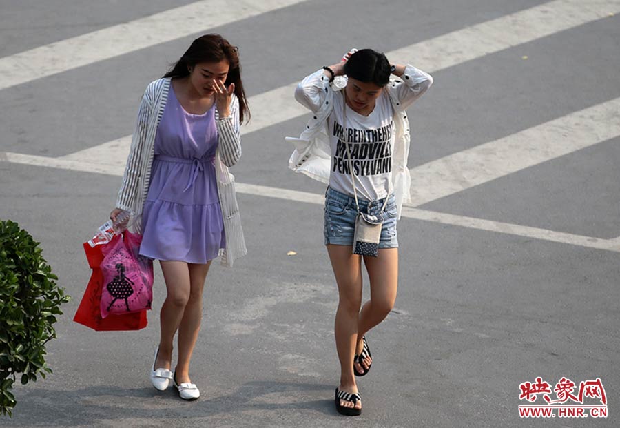 太熱了，還是把頭發(fā)扎起來(lái)