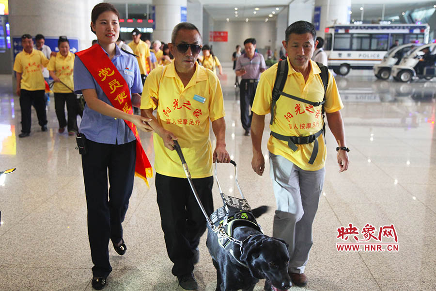接到鄭州市愛心導盲犬服務中心的乘車請求后，鄭州東站抽調了工作人員進行對接，提前做好服務引導準備。