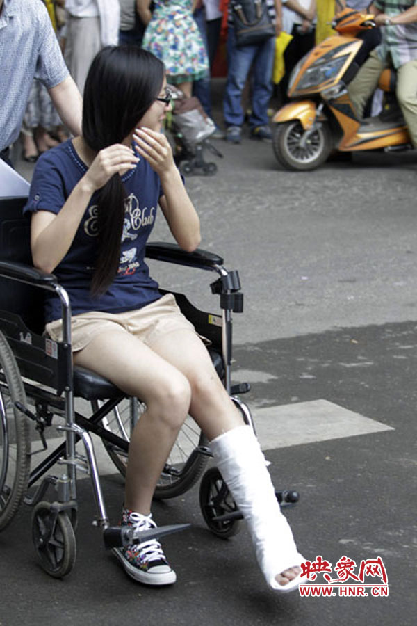 鄭州回中考點(diǎn)，一名考生左腳受傷，坐著輪椅入考場(chǎng)。