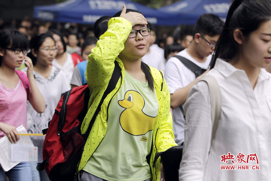 鄭州回中考點(diǎn)，考生輕松入場(chǎng)。