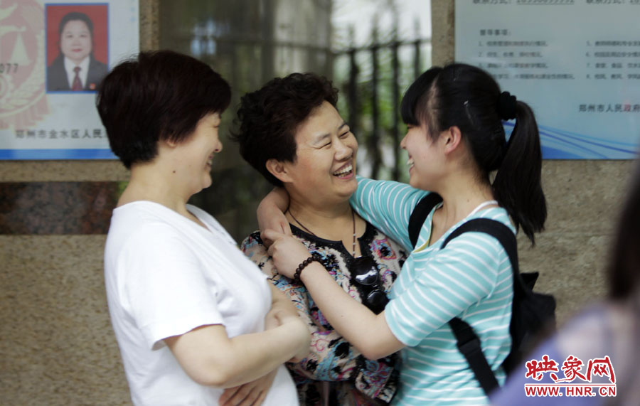 6月7日，鄭州回中考點(diǎn)，走出考場(chǎng)的考生和家長(zhǎng)擁抱在一起