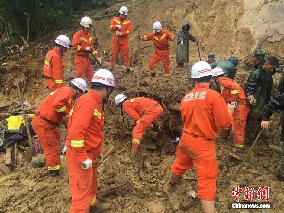 8月19日，救援人員正在全力搜尋被埋遇難者