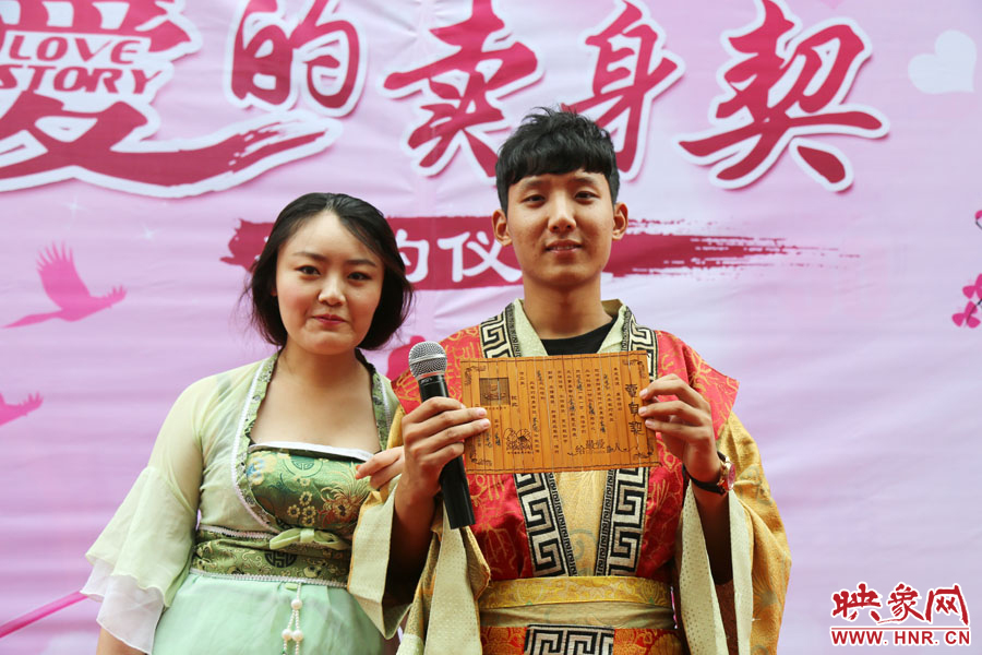 現(xiàn)場的8名男子異口同聲地表示，如違反此契約，可以接受處以極刑。