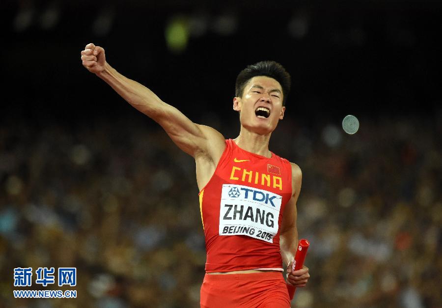 8月29日，中國隊選手張培萌沖過終點(diǎn)線后振臂歡呼。
