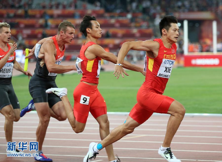 中國隊選手謝震業(yè)（右一）和莫有雪在比賽中交接棒。
