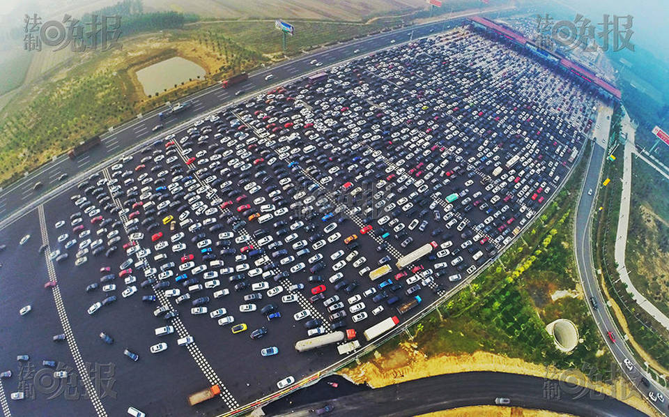 進京方向收費站前堵滿車流。