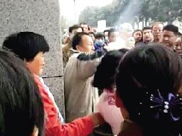 一對夫婦攔住小學(xué)生求助，被家長和市民當(dāng)成人販子圍毆