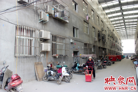 三棟居民樓沒(méi)有任何手續(xù)，沒(méi)有房產(chǎn)證，售價(jià)超級(jí)低。