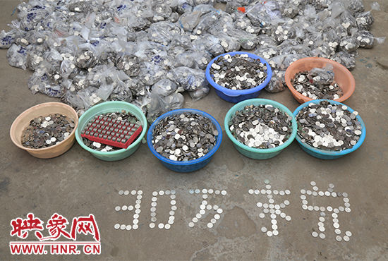據(jù)負(fù)責(zé)清點(diǎn)“巨資”的張大爺介紹，這筆“巨資”積攢了兩個月左右，有30萬左右，重達(dá)3000多斤。