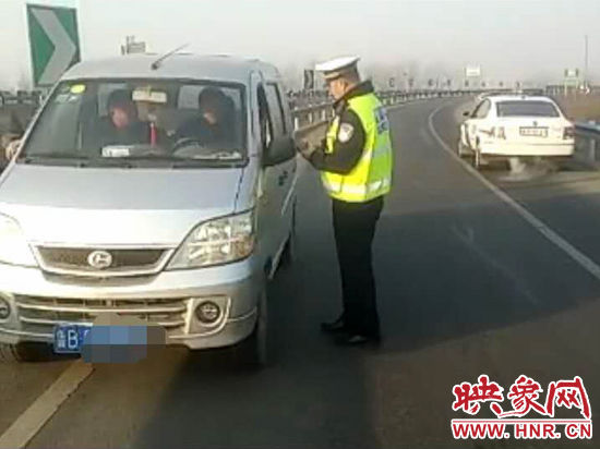2月3日，一名男子因錯(cuò)過(guò)了路口不顧自身安全竟然在高速上逆行，被焦作高速交警逮個(gè)正著。