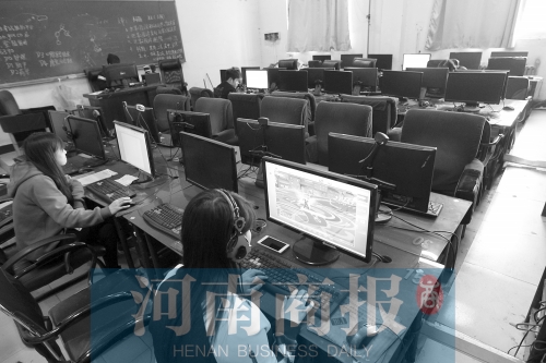 鄭州黃河護理職業(yè)學院的微機室內，一女學生正在打游戲