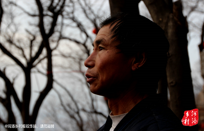 不過老崔對鄰居卻有著十分的不屑，平日里他們的生活，主要是自己種植的蔬菜和野菜，偶爾有山下香客的供奉。而鄰居卻經(jīng)常揀一些驢友丟棄的物品，飲料瓶，塑料紙，或者其它的物品。