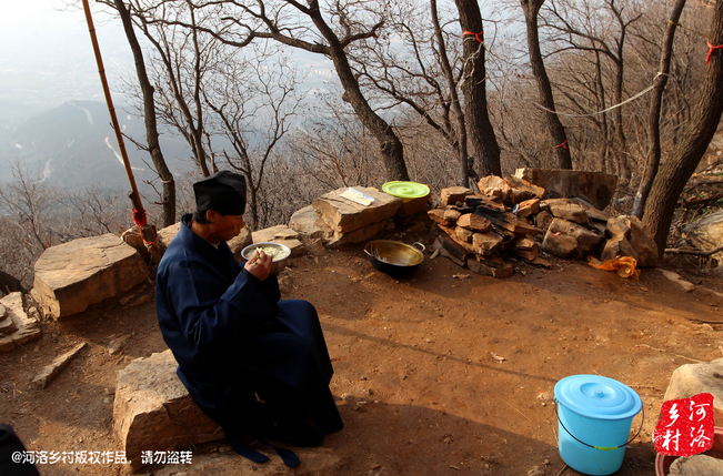鄰居有時(shí)候會拿這些廢品下山，換取一些食物，對于老崔來說，既然出家就該安守清貧，撿破爛換好吃的，不是出家人該做的。他偷偷把鄰居的一大包廢品踢下了山，于是爭吵并且打起了架。