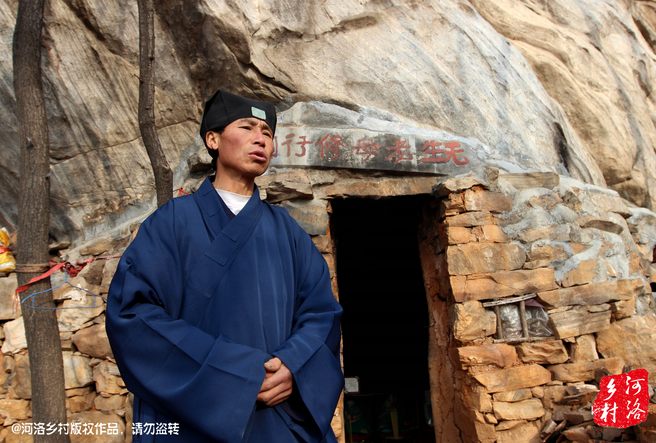 在這個(gè)山洞住多久，他沒有時(shí)間表，他說要看自己的內(nèi)心，修行夠了就離開，如果需要繼續(xù)修行，就從這里“安老病死