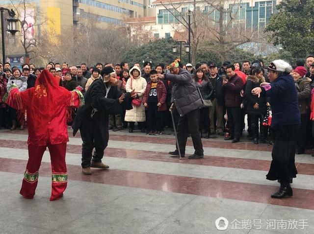 洛陽大叔扮豬八戒 一個(gè)動作令人臉紅