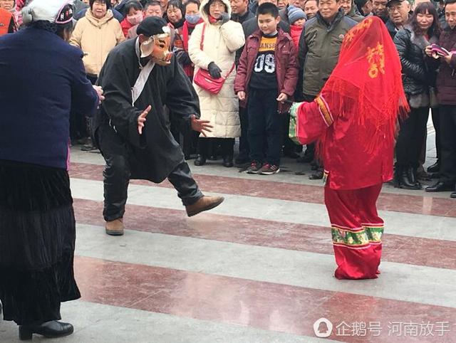 洛陽大叔扮豬八戒 一個(gè)動作令人臉紅