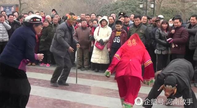 洛陽大叔扮豬八戒 一個(gè)動作令人臉紅