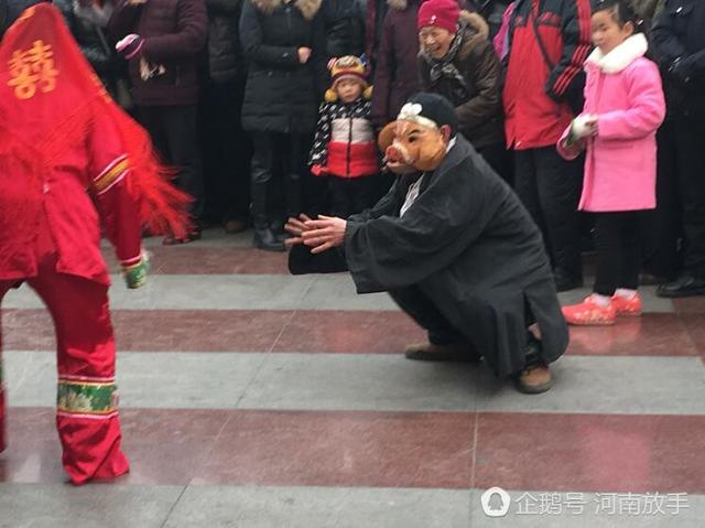 洛陽大叔扮豬八戒 一個(gè)動作令人臉紅