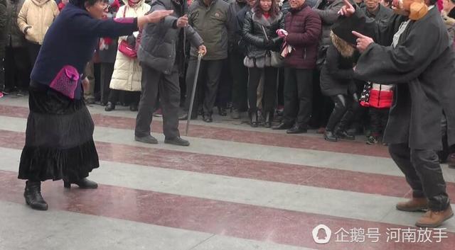 洛陽大叔扮豬八戒 一個(gè)動作令人臉紅